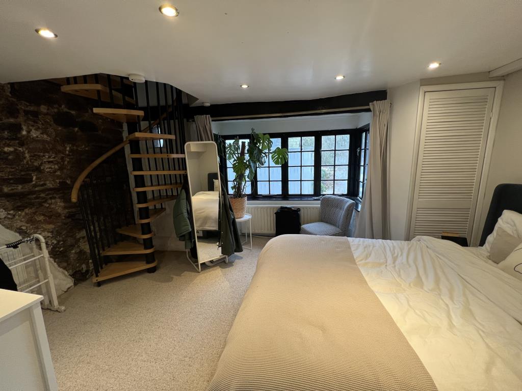 Lot: 96 - SEMI-DETACHED COTTAGE IN VILLAGE LOCATION -